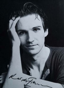 RALPH FIENNES - schönes Foto mit gedruckter Unterschrift