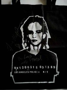 JULIETTE LEWIS - HANDSIGNIERTER Stoffbeutel - MUGSHOT Motiv