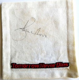 Stoff-Untersetzer "Tomorrow Never Dies"-  HANDSIGNIERT von ROGER MOORE