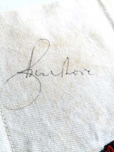 Stoff-Untersetzer "Tomorrow Never Dies"-  HANDSIGNIERT von ROGER MOORE