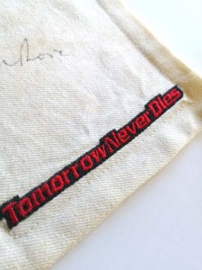 Stoff-Untersetzer "Tomorrow Never Dies"-  HANDSIGNIERT von ROGER MOORE