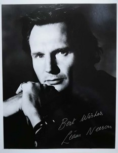 LIAM NEESON - Foto mit reproduziertem AUTOGRAMM