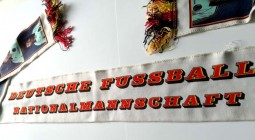 Fanschal der DEUTSCHEN FUSSBALL NATIONALMANNSCHAFT 1982 - mit Fotos