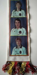 Fanschal der DEUTSCHEN FUSSBALL NATIONALMANNSCHAFT 1982 - mit Fotos