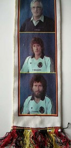 Fanschal der DEUTSCHEN FUSSBALL NATIONALMANNSCHAFT 1982 - mit Fotos