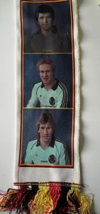 Fanschal der DEUTSCHEN FUSSBALL NATIONALMANNSCHAFT 1982 - mit Fotos