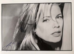 KIM BASINGER - FOTO mit reproduziertem Autogramm