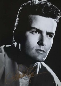 Schönes s/w Foto - CHARLIE SHEEN mit gedruckter Unterschrift