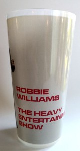 ROBBIE WILLIAMS - Tour-Souvenir "The Heavy Entertainment Show"- Trinkbecher