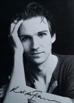 RALPH FIENNES - schönes Foto mit gedruckter Unterschrift
