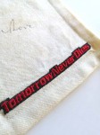 Stoff-Untersetzer "Tomorrow Never Dies"-  HANDSIGNIERT von ROGER MOORE