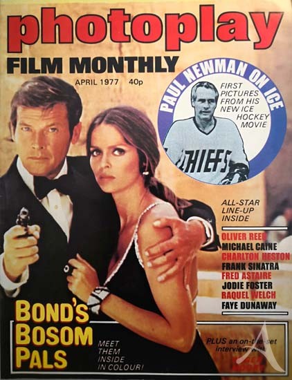 ROGER MOORE / JAMES BOND auf dem Titel der Photoplay von 1977 ROGER MOORE / JAMES BOND auf dem Titel der Photoplay von 1977
