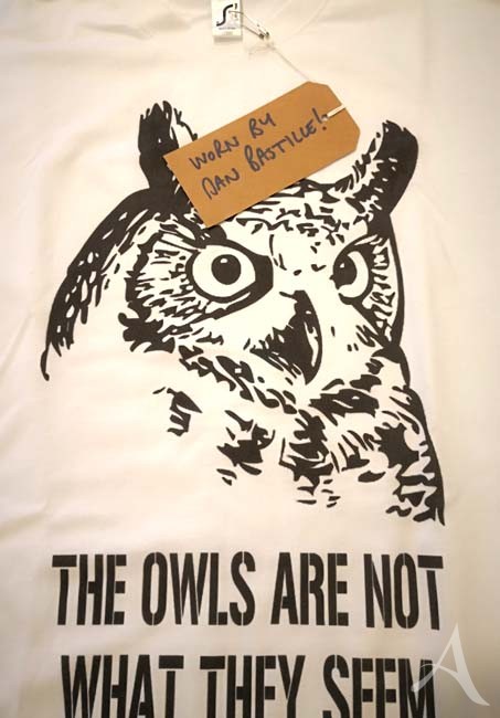 BASTILLE - T-Shirt aus dem Besitz von DAN SMITH - Eule - Größe: M BASTILLE - T-Shirt aus dem Besitz von DAN SMITH - Eule - Größe: M