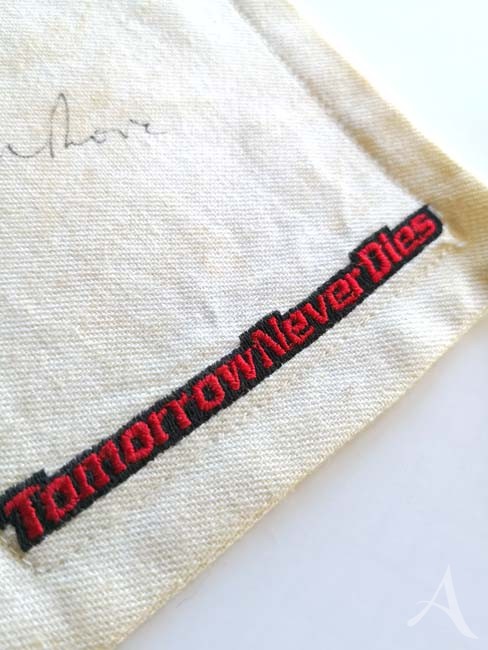 Stoff-Untersetzer "Tomorrow Never Dies"- HANDSIGNIERT von ROGER MOORE Stoff-Untersetzer "Tomorrow Never Dies"- HANDSIGNIERT von ROGER MOORE
