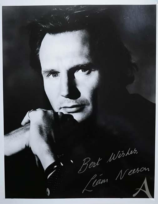 LIAM NEESON - Foto mit reproduziertem AUTOGRAMM