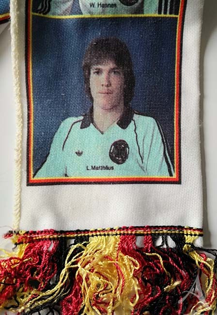 Fanschal der DEUTSCHEN FUSSBALL NATIONALMANNSCHAFT 1982 - mit Fotos Fanschal der DEUTSCHEN FUSSBALL NATIONALMANNSCHAFT 1982 - mit Fotos