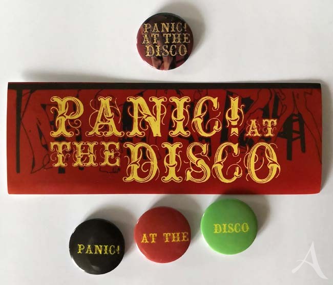 PANIC! AT THE DISCO - Set aus 4 Promo-Buttons und einem Sticker PANIC! AT THE DISCO - Set aus 4 Promo-Buttons und einem Sticker