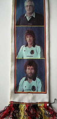 Fanschal der DEUTSCHEN FUSSBALL NATIONALMANNSCHAFT 1982 - mit Fotos